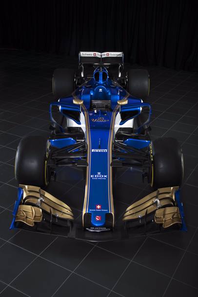 La Sauber ha ufficialmente svelato le prime immagini della nuova vettura di Formula 1 per il Mondiale 2017. Della nuova C36 colpiscono il muso a freccia, una tendenza gi vista sulla Williams presentata qualche giorno fa, e la nuova livrea con molto pi blu e inserti dorati. L&#39;anno scorso la Sauber  giunta decima nel Mondiale costruttori.